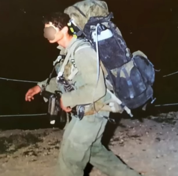 סא״ל עמנואל יהודה מורנו ז״ל בשדה בלילה, עומס על הגב, בימי שירותו הצבאי